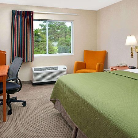 Travelodge By Wyndham Lincoln Airport I-80 Екстериор снимка