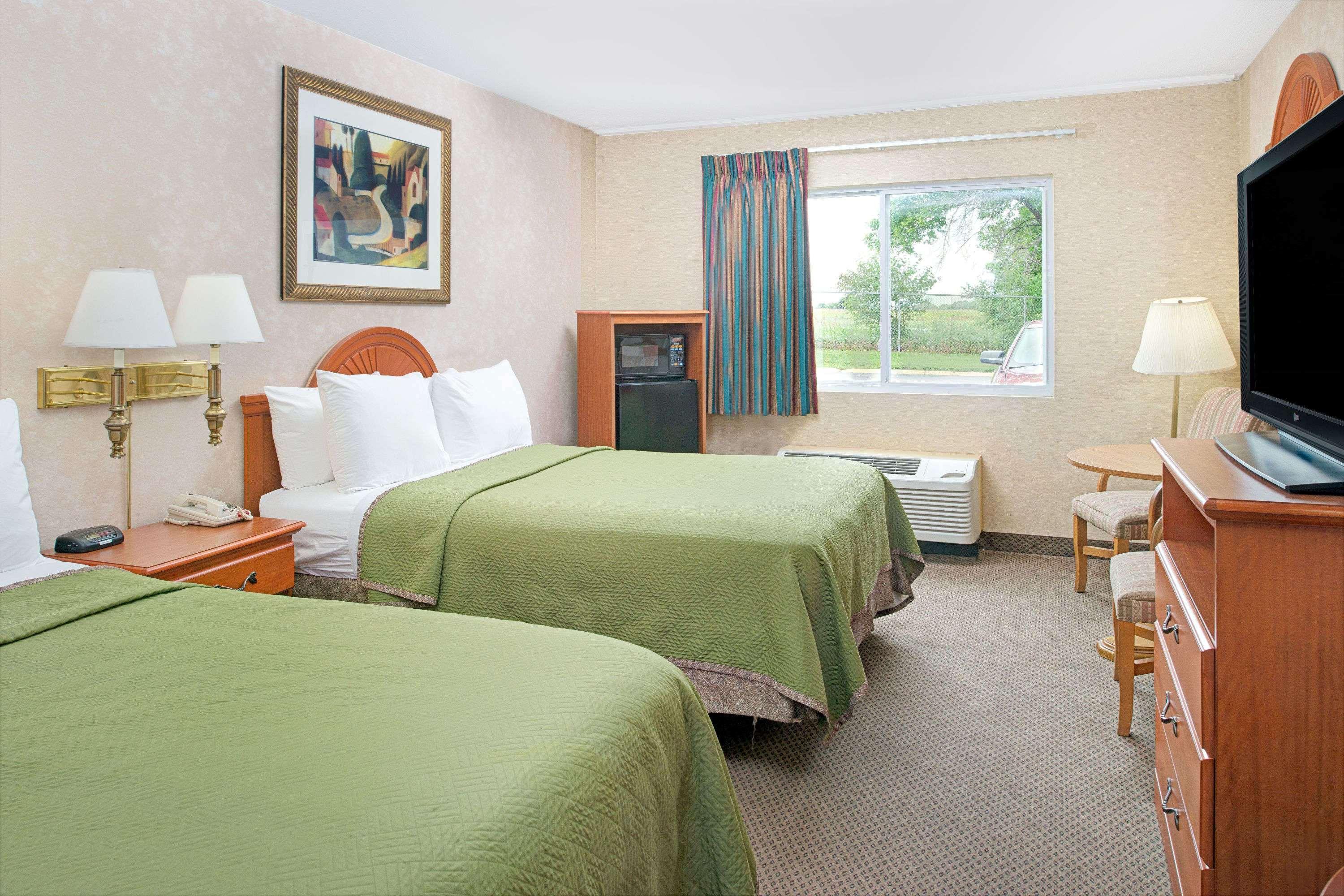 Travelodge By Wyndham Lincoln Airport I-80 Екстериор снимка