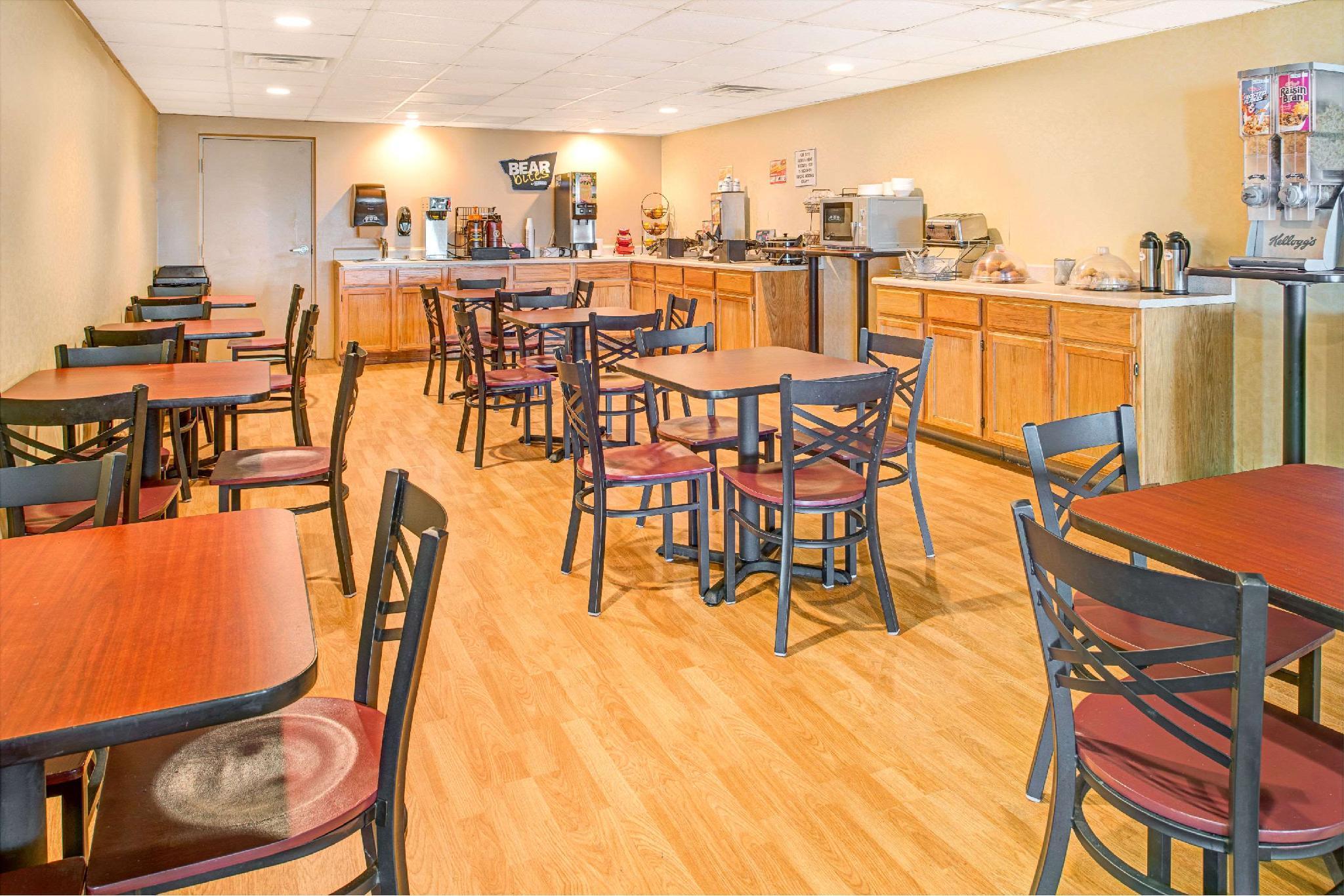 Travelodge By Wyndham Lincoln Airport I-80 Екстериор снимка